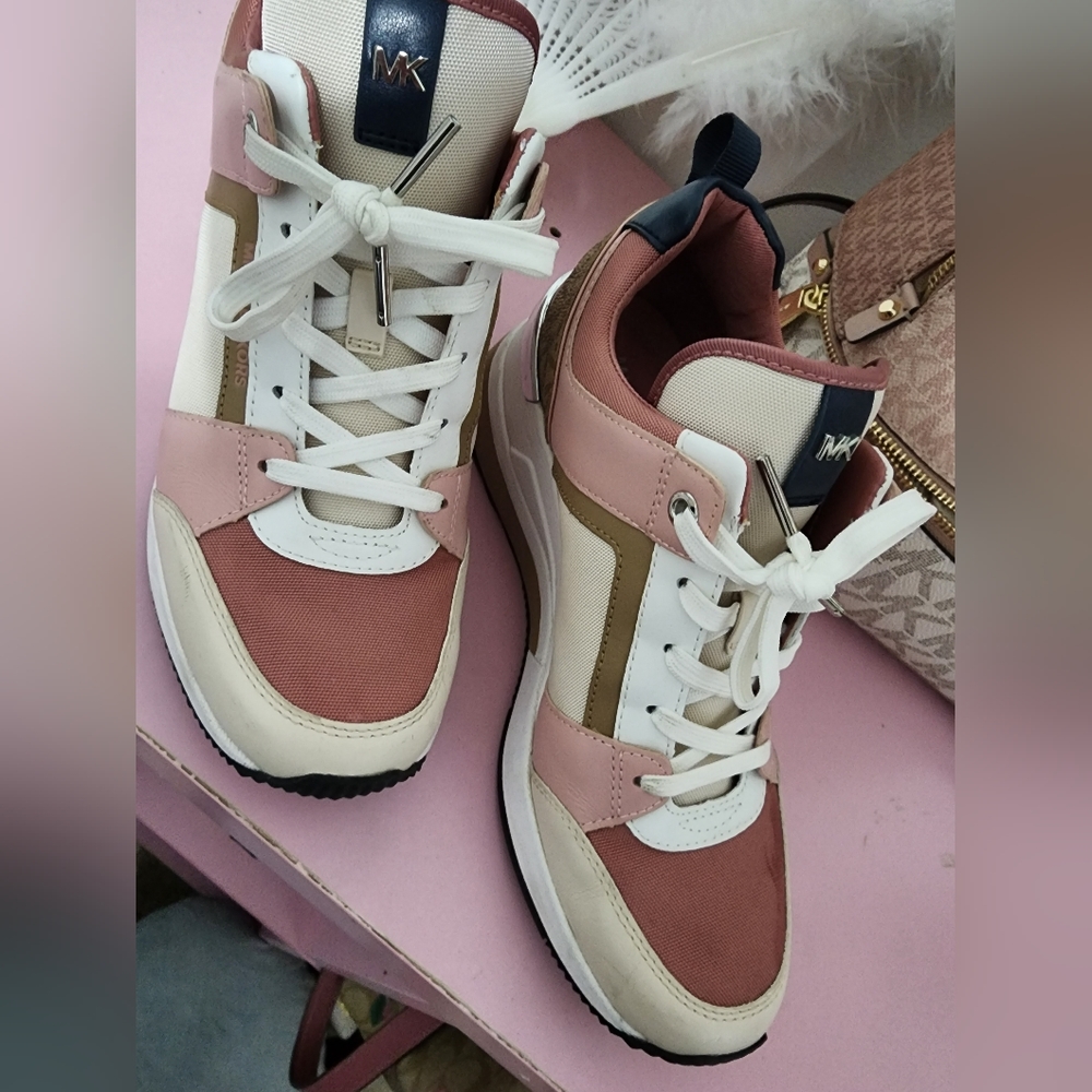 (AUTHENTIC) Michael Kors Set (Pink/White) Size 7.5
